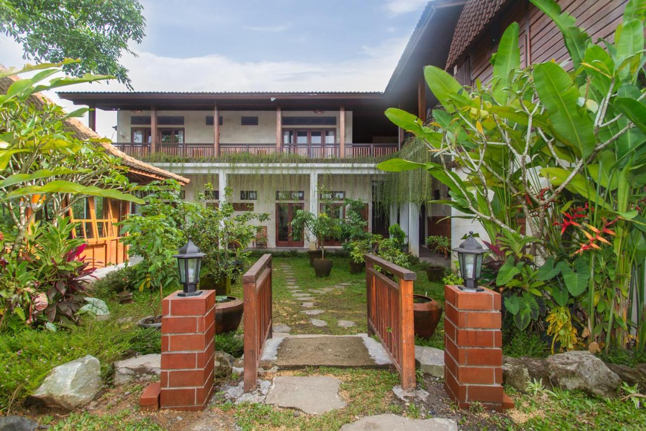 होटल Graha Petulu By Pramana 4*